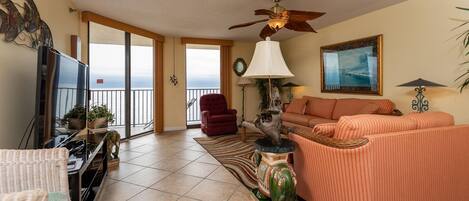 Condo, 3 Bedrooms | Living area