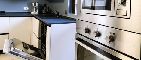 Appartement | Privékeuken | Een koelkast, een magnetron, een oven, een kookplaat