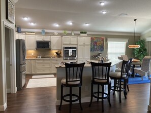 冰箱、微波炉、烤箱、炉灶