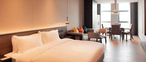 Executive Room, 1 King Bed, Smoking (Mahjong) | Free WiFi