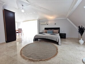 Villa (4 Bedrooms) | 4 sovrum, arbetsyta för laptop och strykjärn/strykbräda