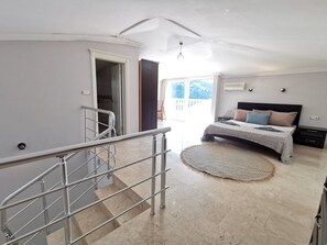 Villa (4 Bedrooms) | 4 sovrum, arbetsyta för laptop och strykjärn/strykbräda