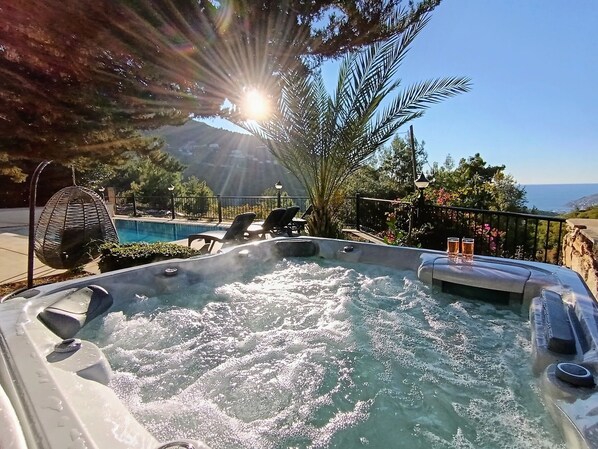 Outdoor spa tub - Private Pool & Jacuzzi Bliss: Family Escape 1005 (Alanya)