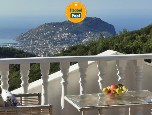 Private Pool & Jacuzzi Bliss: Family Escape, Alanya Villa 1005