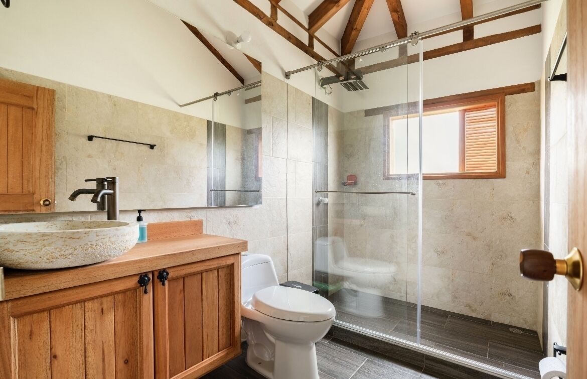 Een douche, handdoeken, zeep, toiletpapier