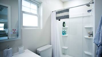 Douche, sèche-cheveux, serviettes fournies, savon