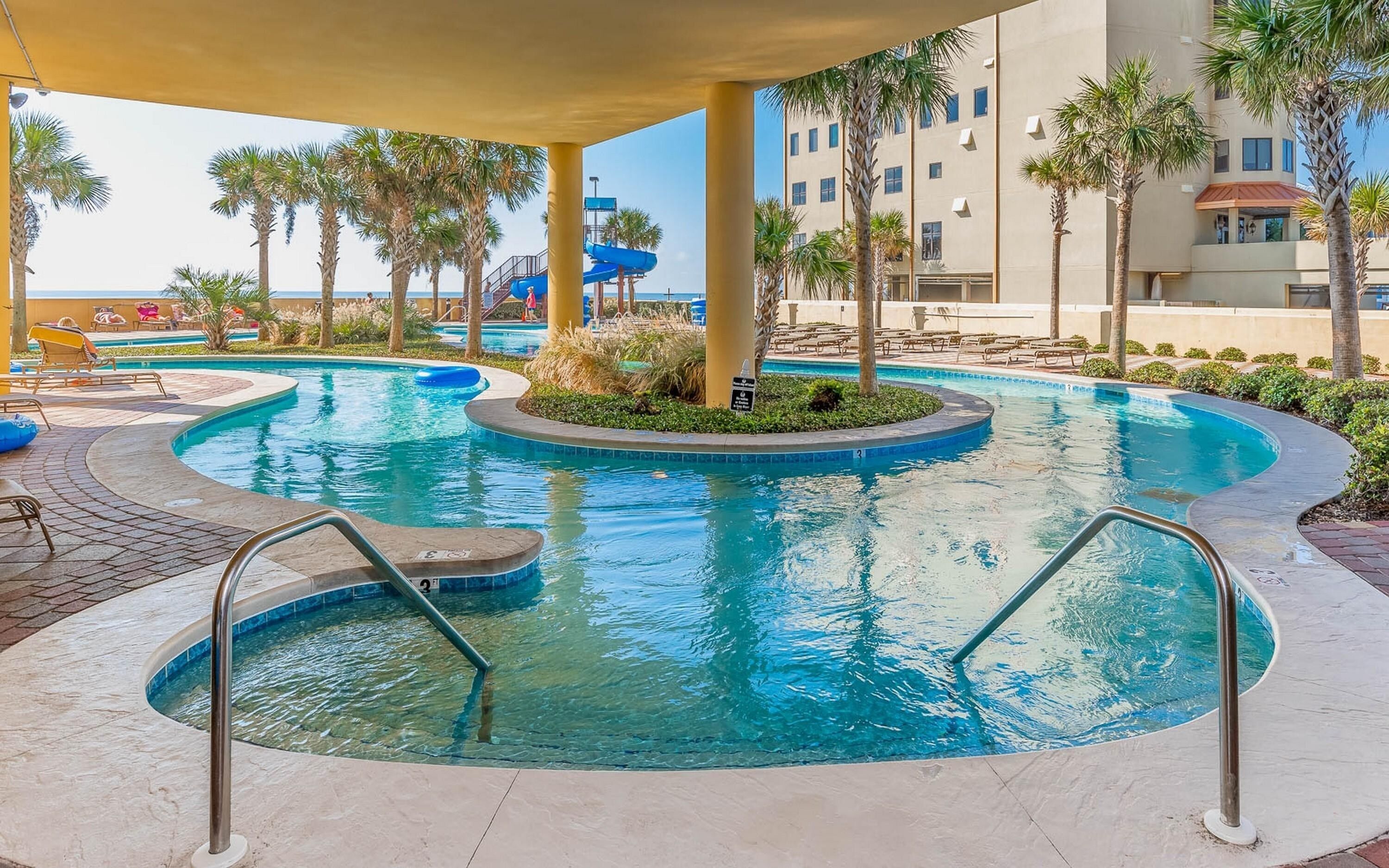 Een buitenzwembad en een verwarmd zwembad