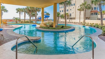 Een buitenzwembad en een verwarmd zwembad