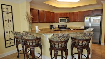 Appart'hôtel, 3 chambres | Cuisine privée | Réfrigérateur, four, cafetière/bouilloire