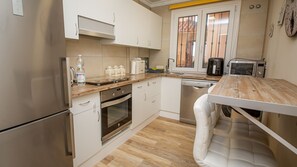 Kühlschrank, Mikrowelle, Ofen, Geschirrspüler