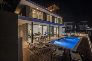 Vila, 4 quartos, piscina particular, vista para o jardim | Piscina | Piscina externa