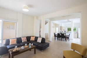 Villa, 3 Schlafzimmer, eigener Pool, Gartenblick | Wohnbereich