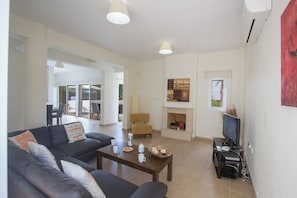 Villa, 3 Bedrooms, Private Pool, Garden View | Living area