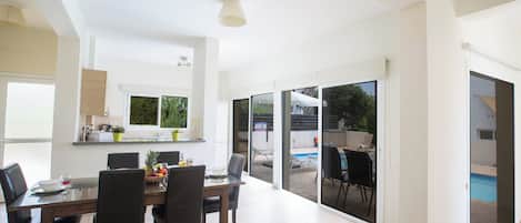 Villa, 3 Bedrooms, Private Pool, Garden View | Dining