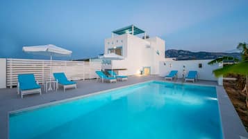 Vila, 4 quartos, piscina particular, vista para o jardim | Piscina | Piscina externa