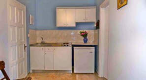 House, 2 Bedrooms, Smoking, Patio | Dining