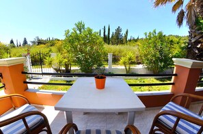 House, 2 Bedrooms, Smoking, Patio | Property entrance