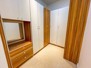 อพาร์ทเมนท์, 4 ห้องนอน, พร้อมสิ่งอำนวยความสะดวกสำหรับผู้พิการ, ระเบียง | ภายใน