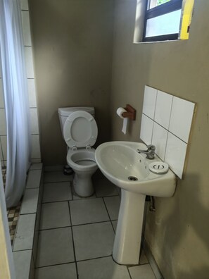 Deluxe-Doppelzimmer | Badezimmer | Haartrockner, Handtücher