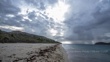 Una spiaggia nelle vicinanze