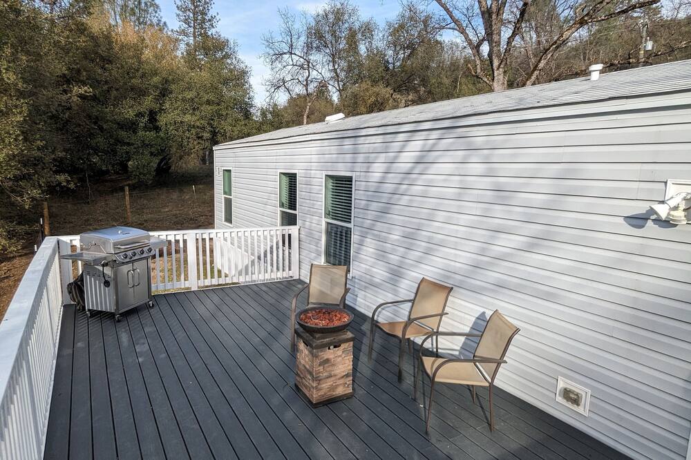 Fully fenced yard, just 5 mins from Oakhurst