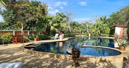 Schönes Bungalow mit Gemeinschaftichem Außenpool und 2km vom Sandstrand Enfernt