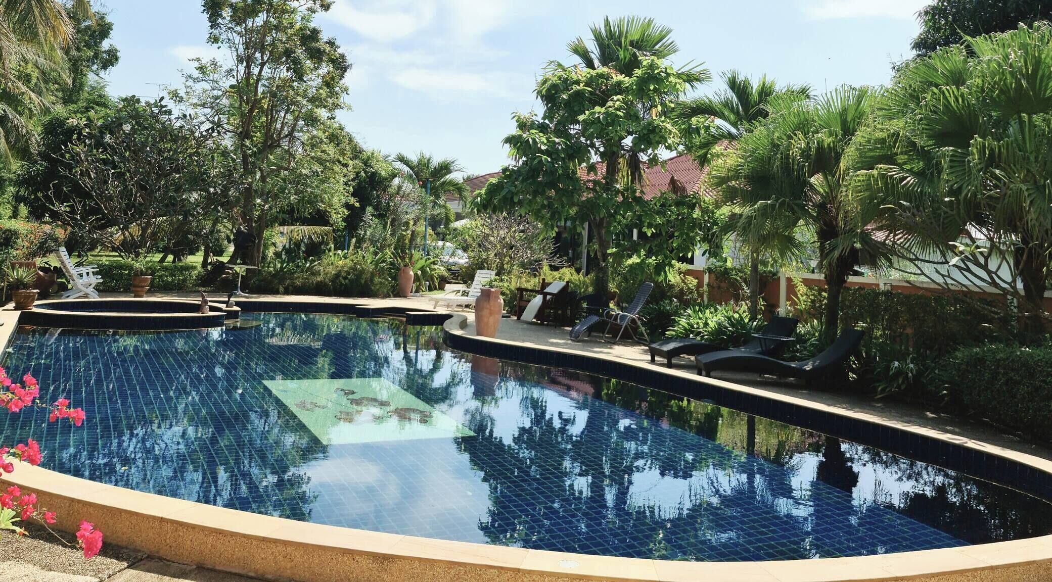 Bungalow, 2 Bedrooms, Accessible, Smoking | Kolam renang | Kolam renang terbuka 