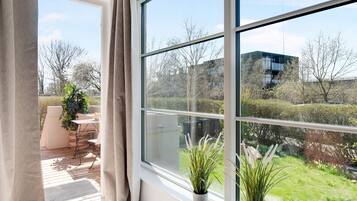 Apartment, 2 Bedrooms, Balcony, Garden View | Living room