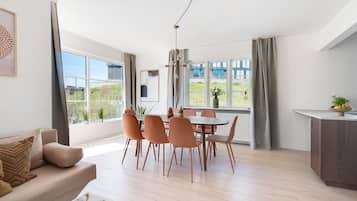 Apartment, 2 Bedrooms, Balcony, Garden View | Dining