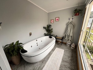 Luxury Suite | Bathroom | Shower, hydromassage showerhead, hair dryer, towels