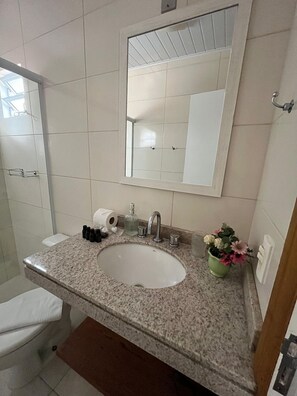 Suite de lujo | Baño | Ducha, cabezal de ducha con hidromasaje, secador de pelo y toallas