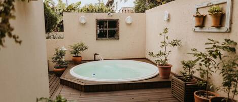 Outdoor spa tub