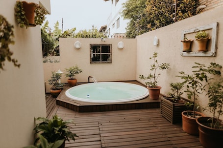 Suite | Outdoor spa tub
