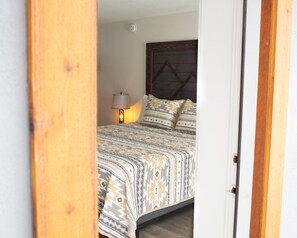 Free WiFi, bed sheets - Pine Lodge (Encampment)