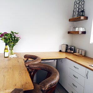 Dining - Quaint self-catering unit, located in the heart of Paarl. (Paarl)