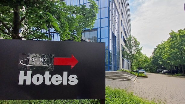 A sign for hotels with a red arrow pointing to the right. - Trip Inn Düsseldorf Neuss (Neuss)