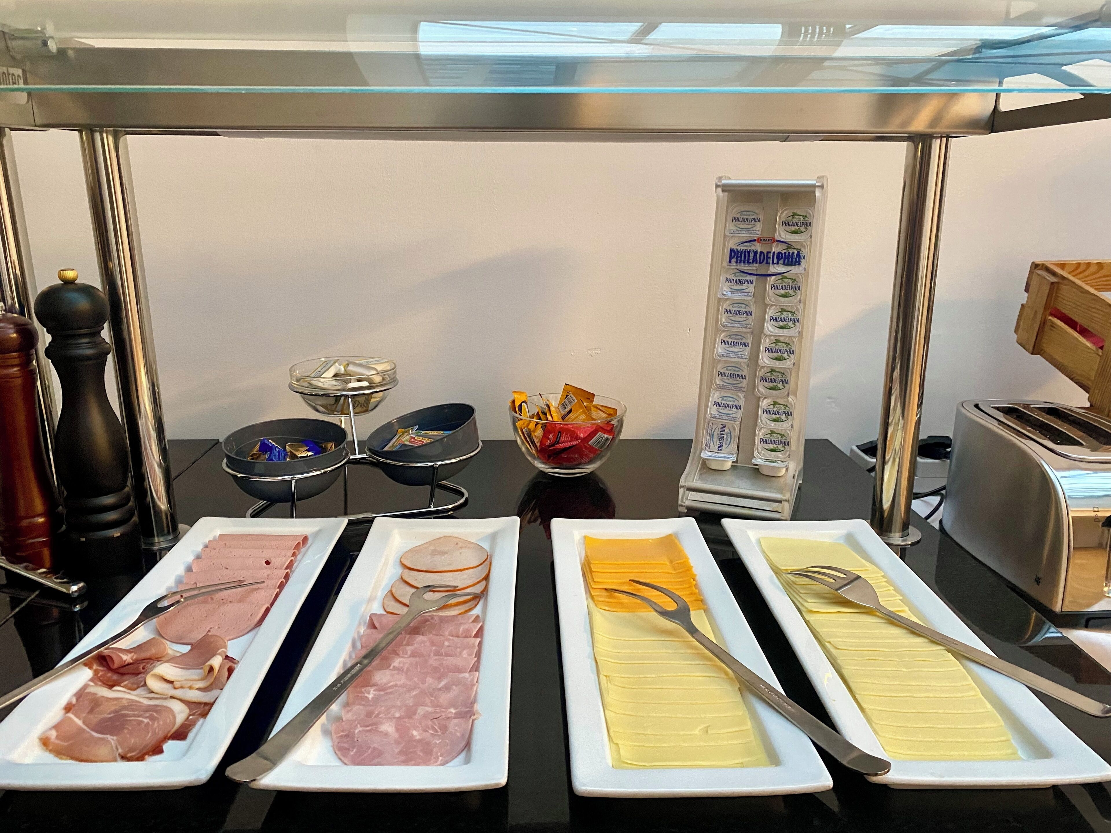Ein reichhaltiges Buffet mit verschiedenen Speisen und Beilagen.