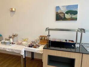 Petit déjeuner buffet (12 EUR par personne)