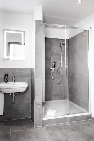 Shower, hair dryer, towels. Trip Inn Düsseldorf Neuss