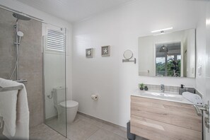 Een douche, een haardroger, handdoeken