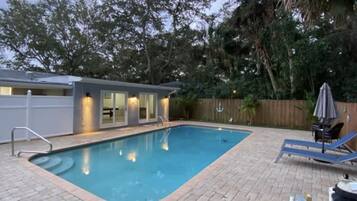 Alberca al aire libre y alberca climatizada