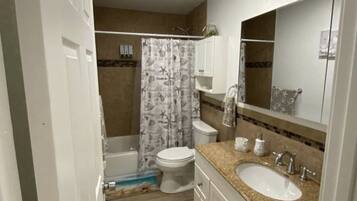 Secadora de cabello, toallas, jabón, shampoo