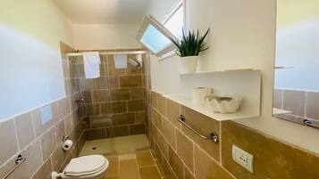 Traditional-Dreibettzimmer | Badezimmer | Regendusche, kostenlose Toilettenartikel, Haartrockner, Bademäntel