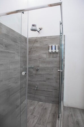 Shower, hair dryer, towels, toilet paper - Modern Villa Steps to Nightlife (Jacó)