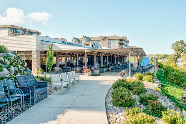 Un hotel con terraza al aire libre, un patio cubierto y vistas del paisaje circundante.