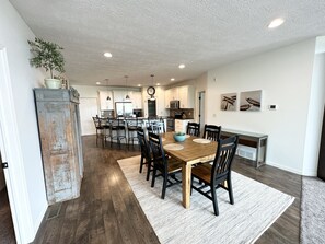 Dining - Brooklyn Bridge Vacation Condo (Arnolds Park)