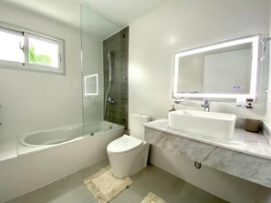 Sèche-cheveux, serviettes fournies, savon, shampoing