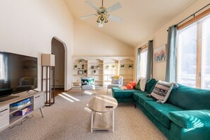 Smart TV, table football, ping pong, books - Adirondack Mountain Escape near Whiteface (Jay)