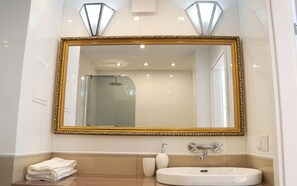 Een douche, een haardroger, handdoeken, zeep