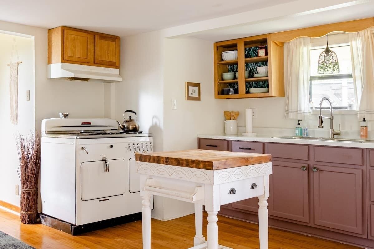 Cafetera o tetera, frigorífico y placa de cocina